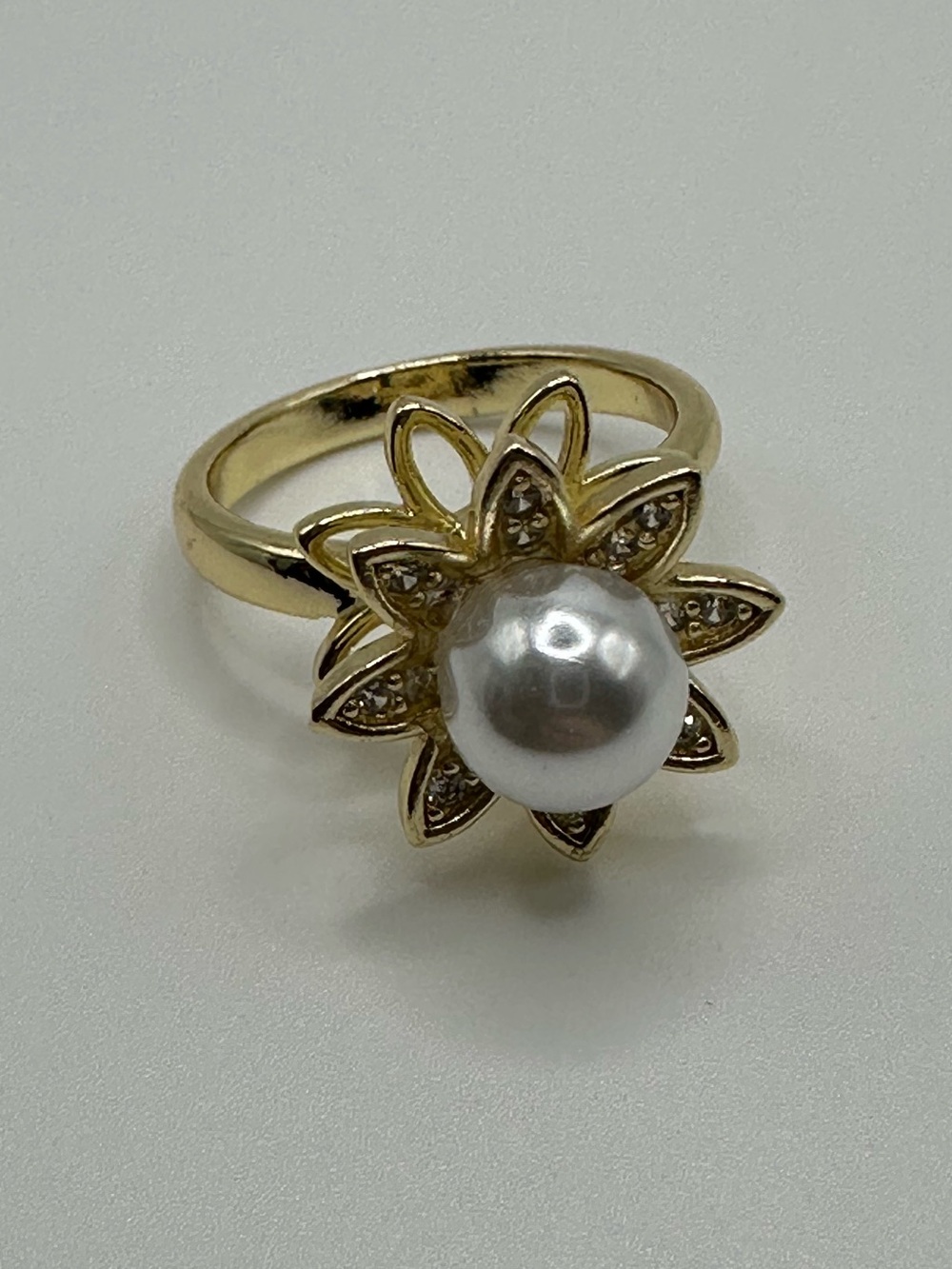 Gold-Tone Fidget Pearl Flower Ring - Classic Floral Statement- Size Adjustable